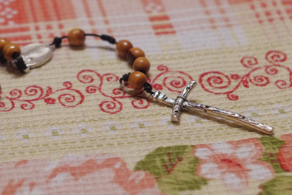a rosary with with four holes where a crucifix should be